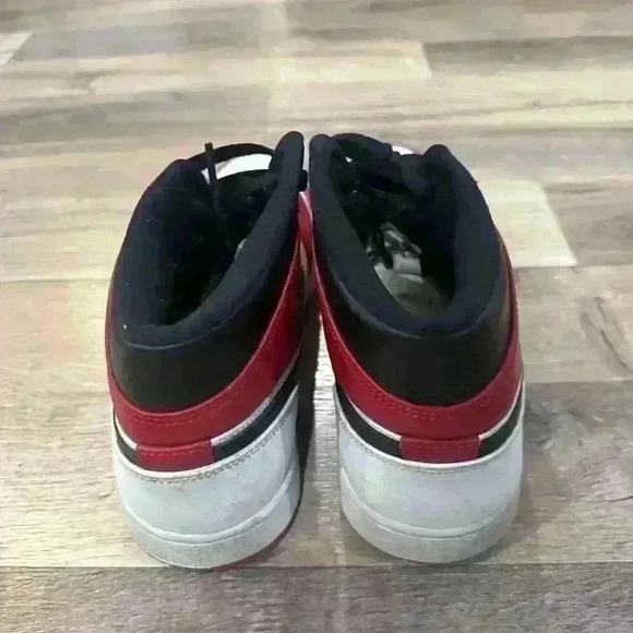 Nike Air Jordan 1 mid Chicago men’s sneaker - Picture 3 of 4